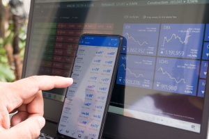 marga-santoso-OmPqCwX422Y-unsplash smart phone in front of computer screen; carbon credit value falling