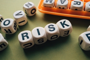 risk-1945683_1280 boggle cubes spelling out risk; hedging - identifying risks