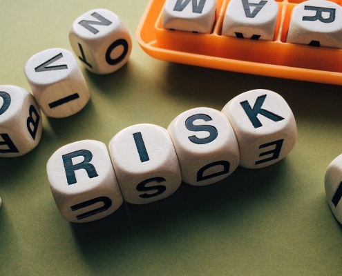 risk-1945683_1280 boggle cubes spelling out risk; hedging - identifying risks