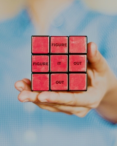 karla-hernandez-LrlyZzX6Sws-unsplash image of a hand holding a rubik's cube