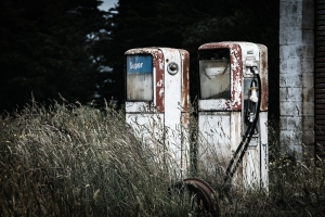 old-7908694_1280 rusted fuel pumps with long grass