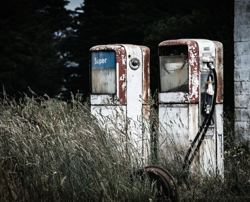 old-7908694_1280 rusted fuel pumps with long grass