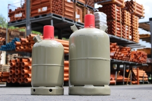 gas-bottles-1750491_1280 propane bottles in front of shelves; Argentina: un mercado energético en expansión