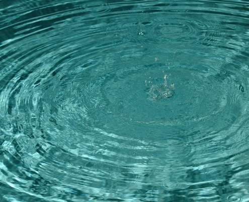 rain-drops-71481_1280 drop of water into a body of water causing circles of ripples; tariffs